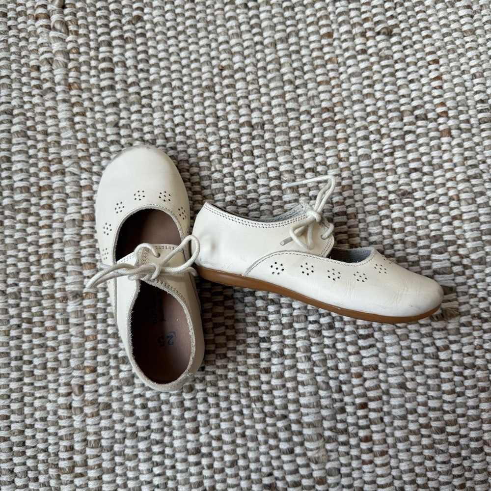 Girl's Cream Leather Lace-Up Shoes with Perforated Detail